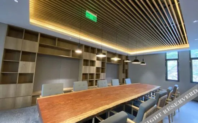 Deqing Qihua Art Hotel