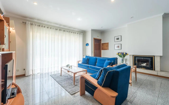 Guestready - Parrot in the Lilies