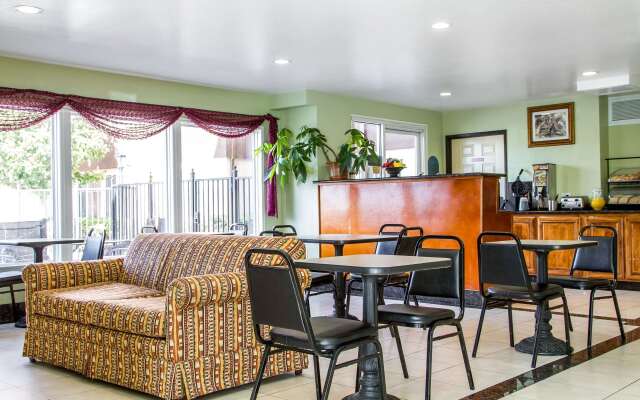 Rodeway Inn & Suites