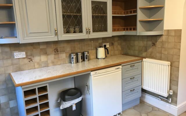 Melrose Lodge 4-bedroom house 1-bed flat