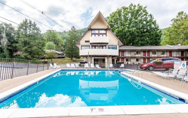 Econo Lodge Inn & Suites On The River
