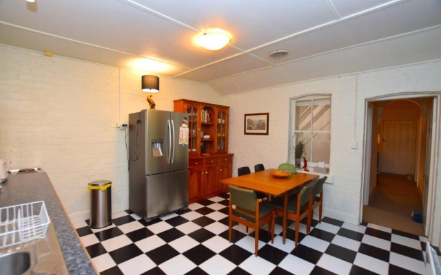 Larsen Cottage 1 – Kitchen – Mount Victoria