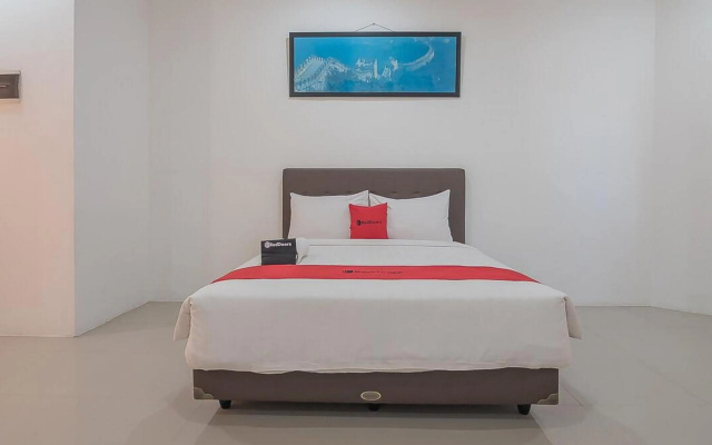 RedDoorz near Jatinangor Town Square – Guest Rooms – Sumedang