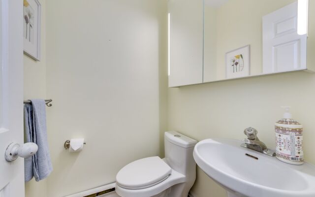 Newly Decorated 2BR Yorkville Home