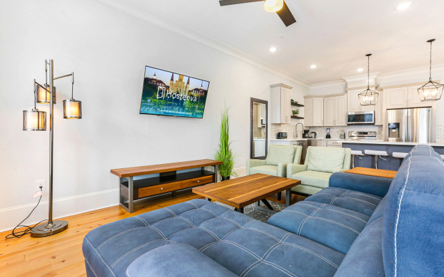 Spacious 5BR Urban Retreat with Balcony & Pool