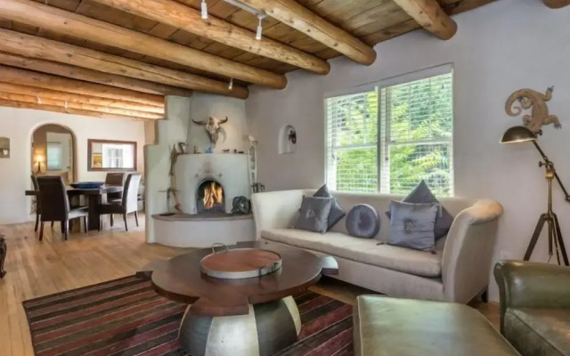 La Luz - Luxurious East Side Adobe With Hot Tub and Kiva Fireplace, Walk Everywhere