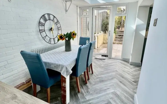 Housesleeps7-parking-garden-fireplace-beachnearby