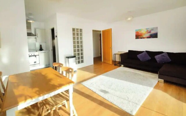 Bright 2BD Flat With Private Balcony - Dublin