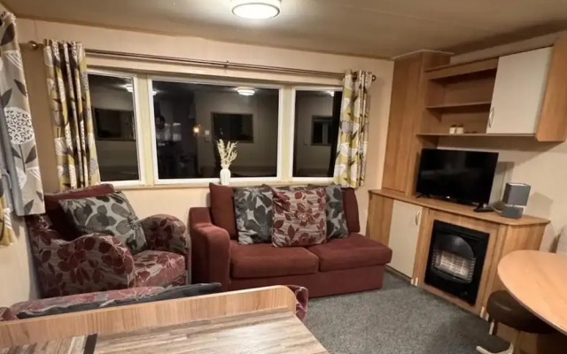 2 Bed Caravan - Sleeps 6 - Pet Friendly, Parking