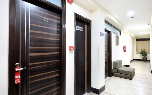 OYO 16376 Hotel Paras