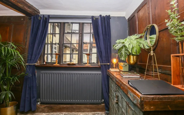3 Mason's Court