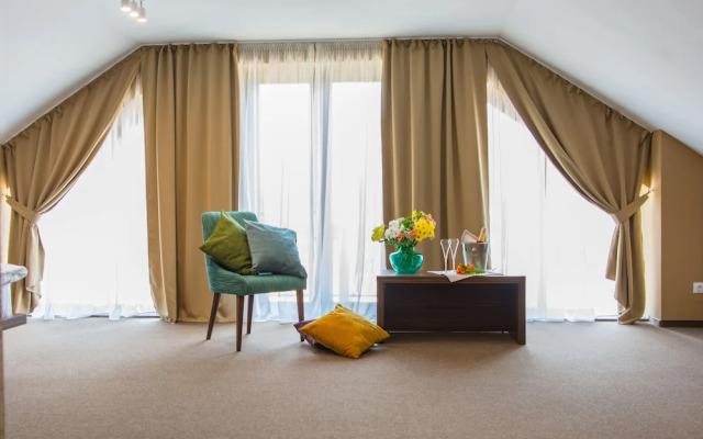 Отель «Кривое озеро»