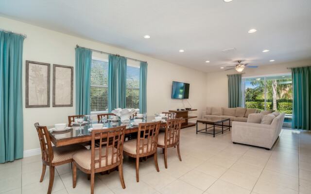 Family Friendly 8 Bed Villa with Pool & Spa