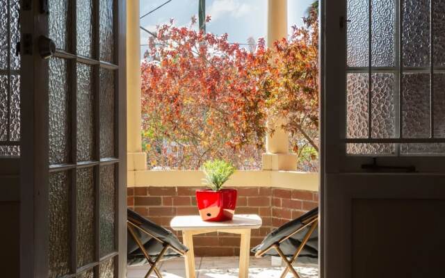 2 Bedroom Gorgeous Art Deco Classic Near CBD