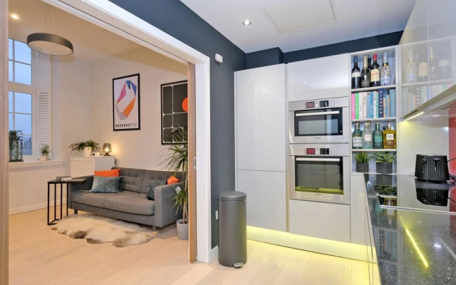 Stunning Central Two Bedroom Executive Apartment