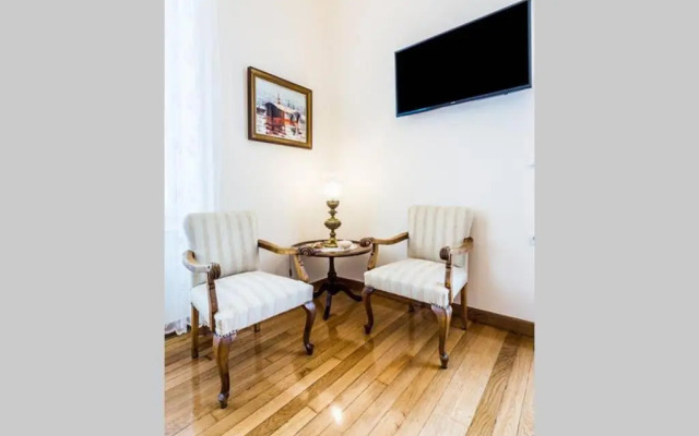 Neoclassical apartment with 3 bedrooms in Piraeus