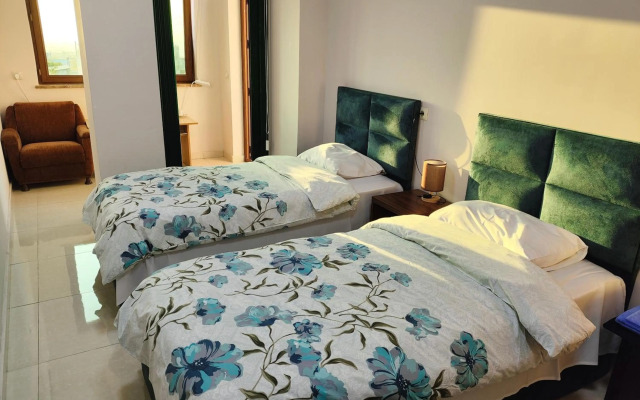 Artur's Poolside EXciting Rest house of 5 rooms