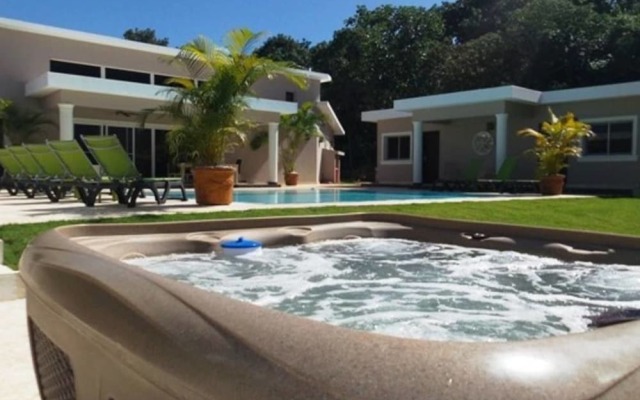 New six Bedroom With BBQ and Large Pool