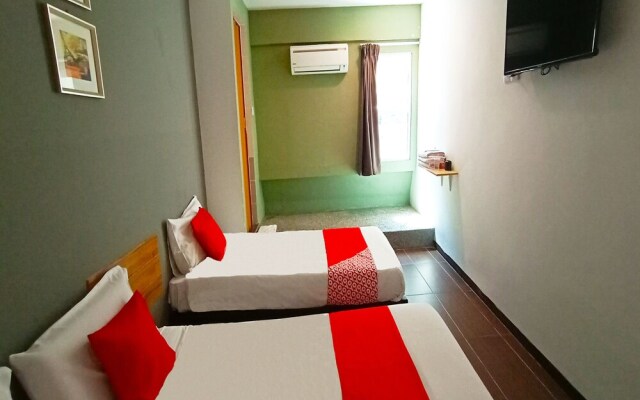 Golden Lounge by OYO Rooms