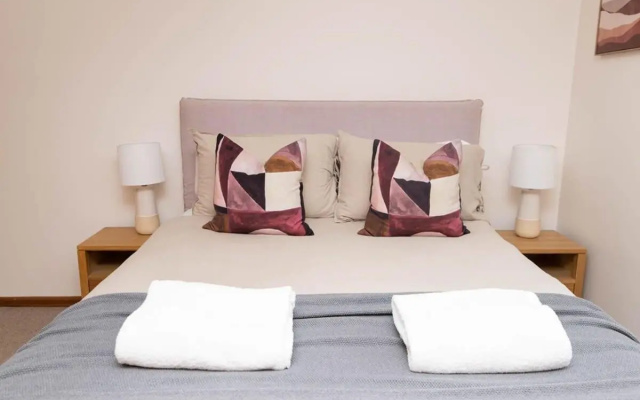 Karimi House Spacious Professionally Styled Sleeps 10 – Guest Rooms – Orange