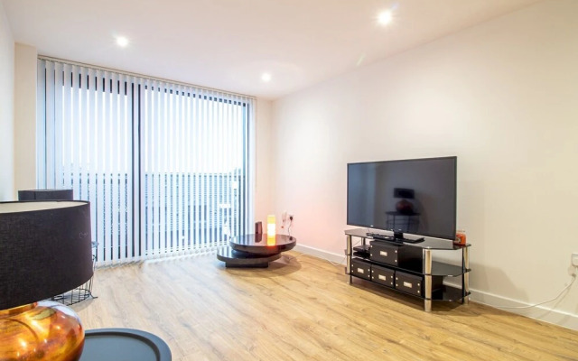 Stylish + Modern 2BR Riverside Apt, Free Parking