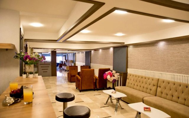 Royce Hotel