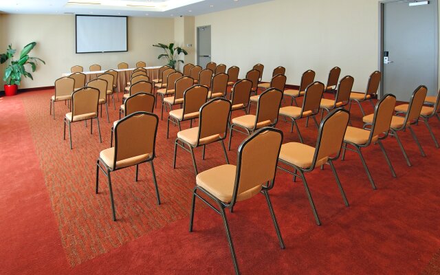Holiday Inn Hotel & Suites Montreal Airport by IHG