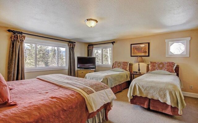 High Point Chateau 4 Bedroom Home by RedAwning