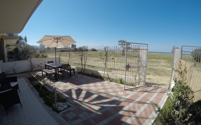 Roseto Beach Club Apartment With Garden Beach Front