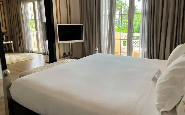 Las Dunas Suites & Apartments