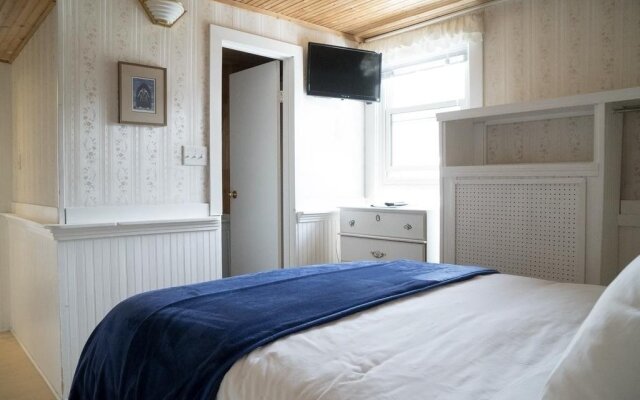Blue Mountain Lodge Bed & Breakfast