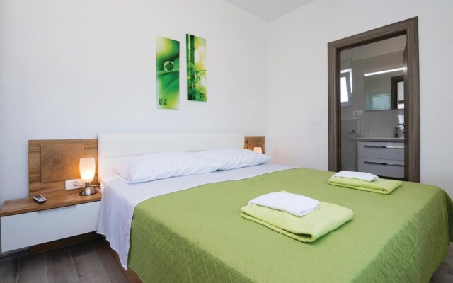 Awesome Home in Sukosan with Hot Tub, WiFi & 4 Bedrooms