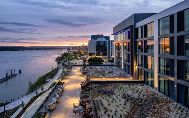 AC Hotel by Marriott Vancouver Waterfront