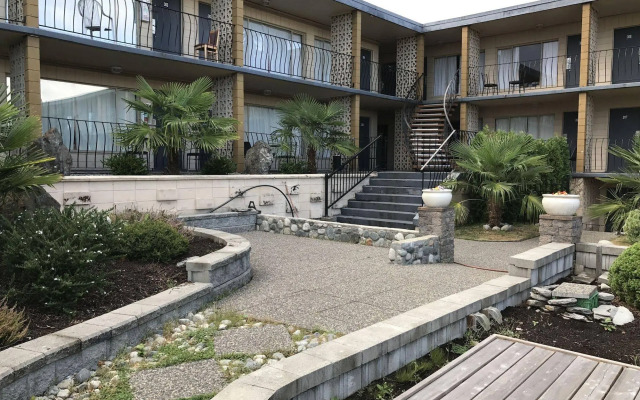 The Port-O-Call Inn & Suites