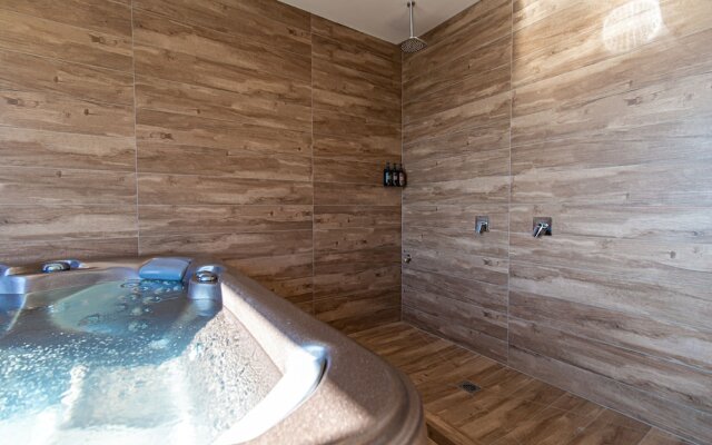 Hidden Lake Hotel and Apartments