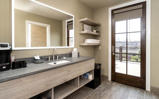 Ski Inn Taphouse Hotel