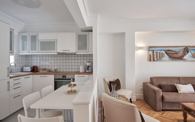 Marvelous n Bright Apartment next to Megaro Mousikis