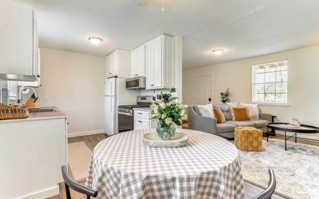 4 Mi to Dtwn: Dog-friendly Fayetteville Home