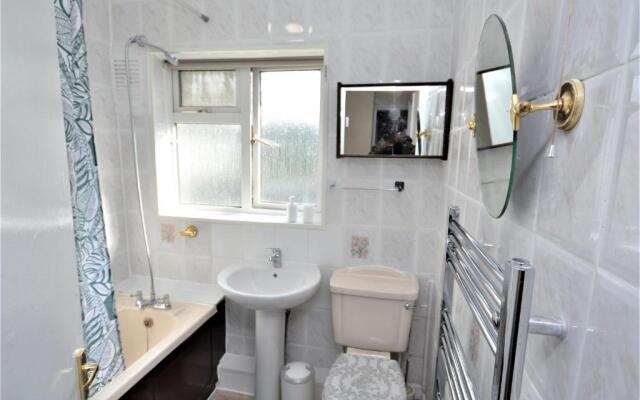 London Deluxe 3 Bedroom House with parking space