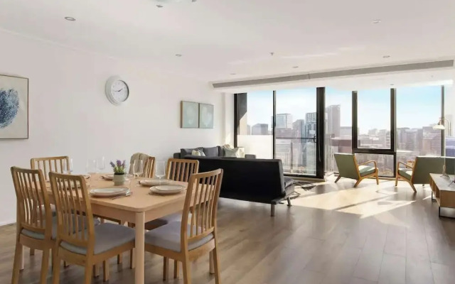 Large 3BR Apt Near Crown, Sleeps 10, Free Parking