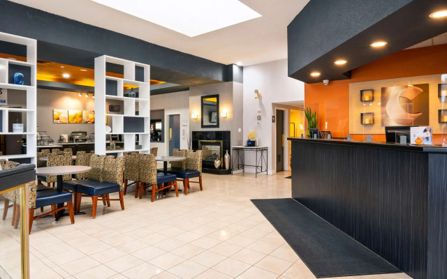 Comfort Hotel & Suites