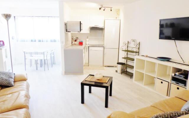 CANNES plage 2mn/45m2/vue mer/inernet/clim/parking privé