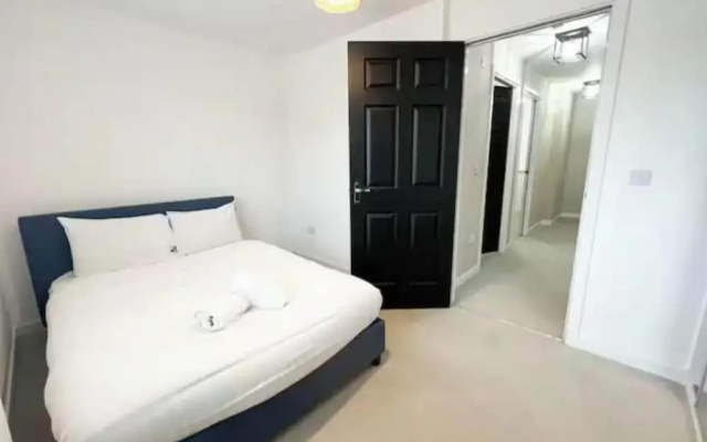 Charming 3 Bed Home in Stepps, Glasgow - Garden & Patio