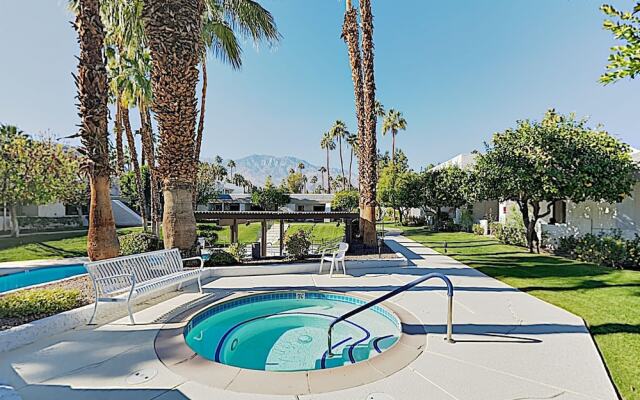 New Listing! Palm Tree W/ Pools & Hot Tubs 2 Bedroom Condo