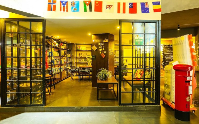 Comma Travel International Youth Hotel