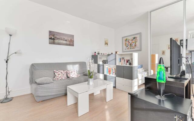 Bright And Spacious Studio Near la Défense