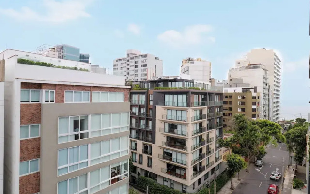 w Elegant 2BR w Balcony Near Larcomar