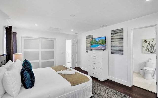 4BR Hollywood Beach Home with Pool