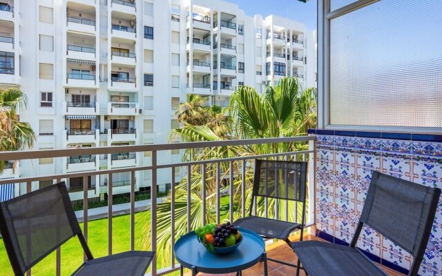 Delightful Apartment on The First Shoreline Ref 141