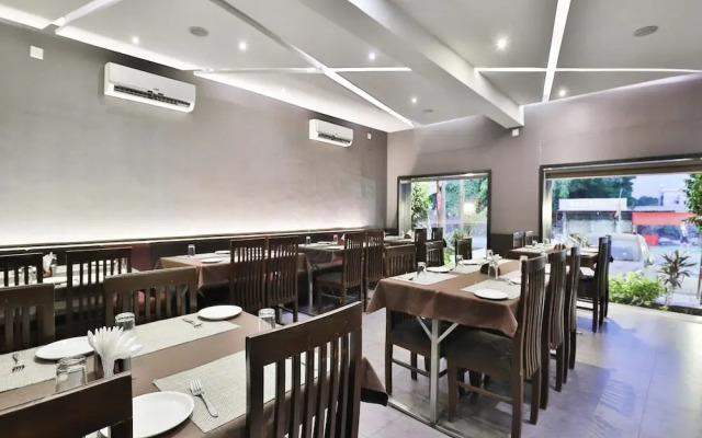 OYO 3243 Hotel Aditya Gir